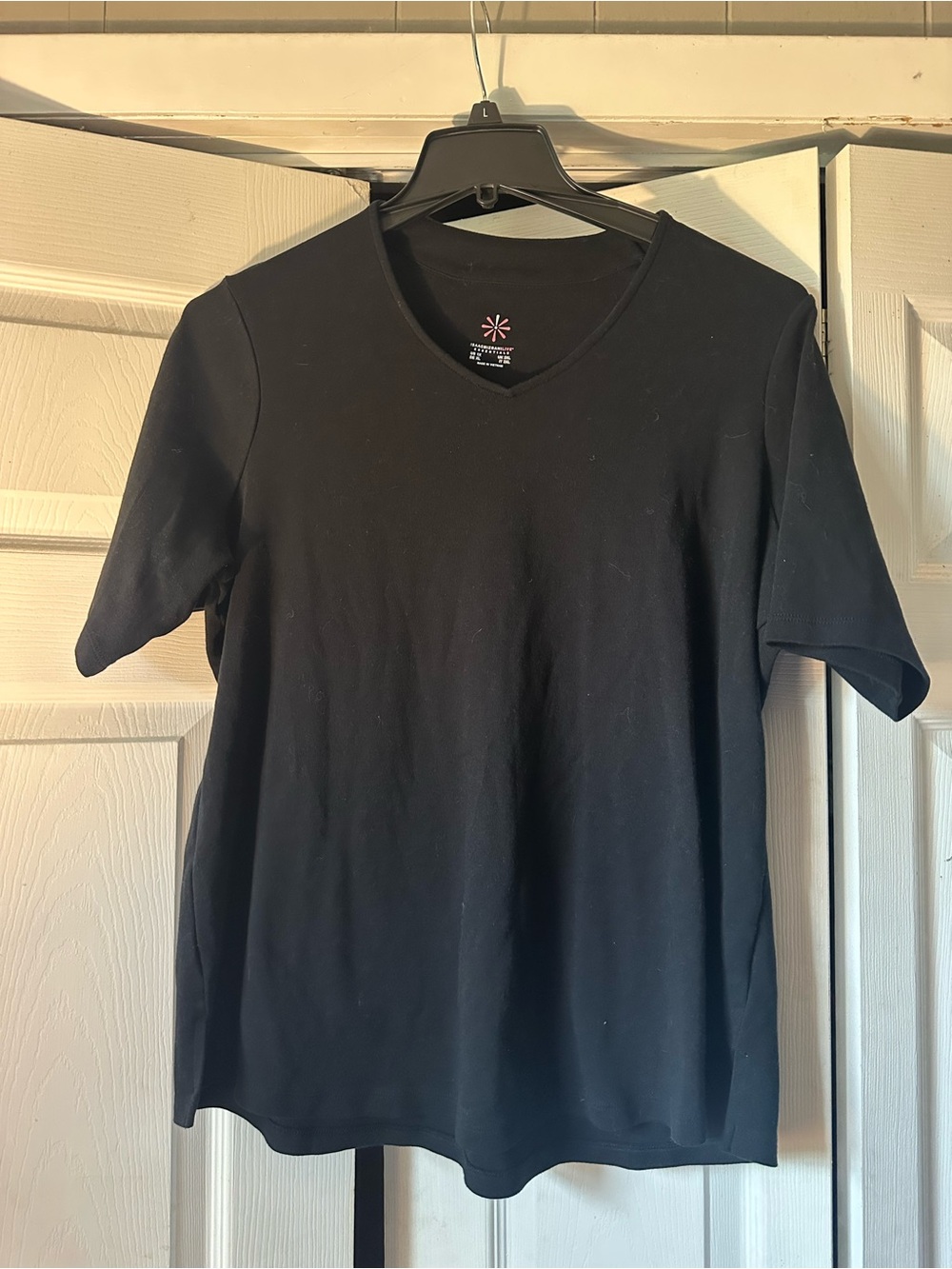 Isaac Mizrahi Black V-Neck Short Sleeve Tee